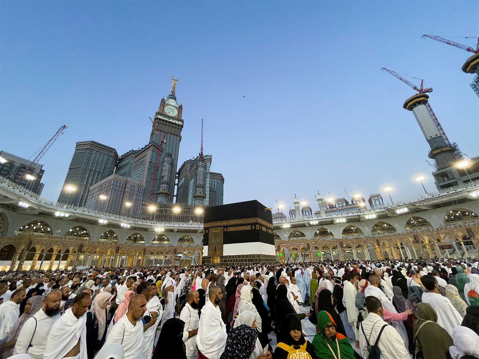 Pilgrims circle the Kaaba and pray at the Grand Mosque in Mecca, Saudi Arabia (Photo/Reuters)