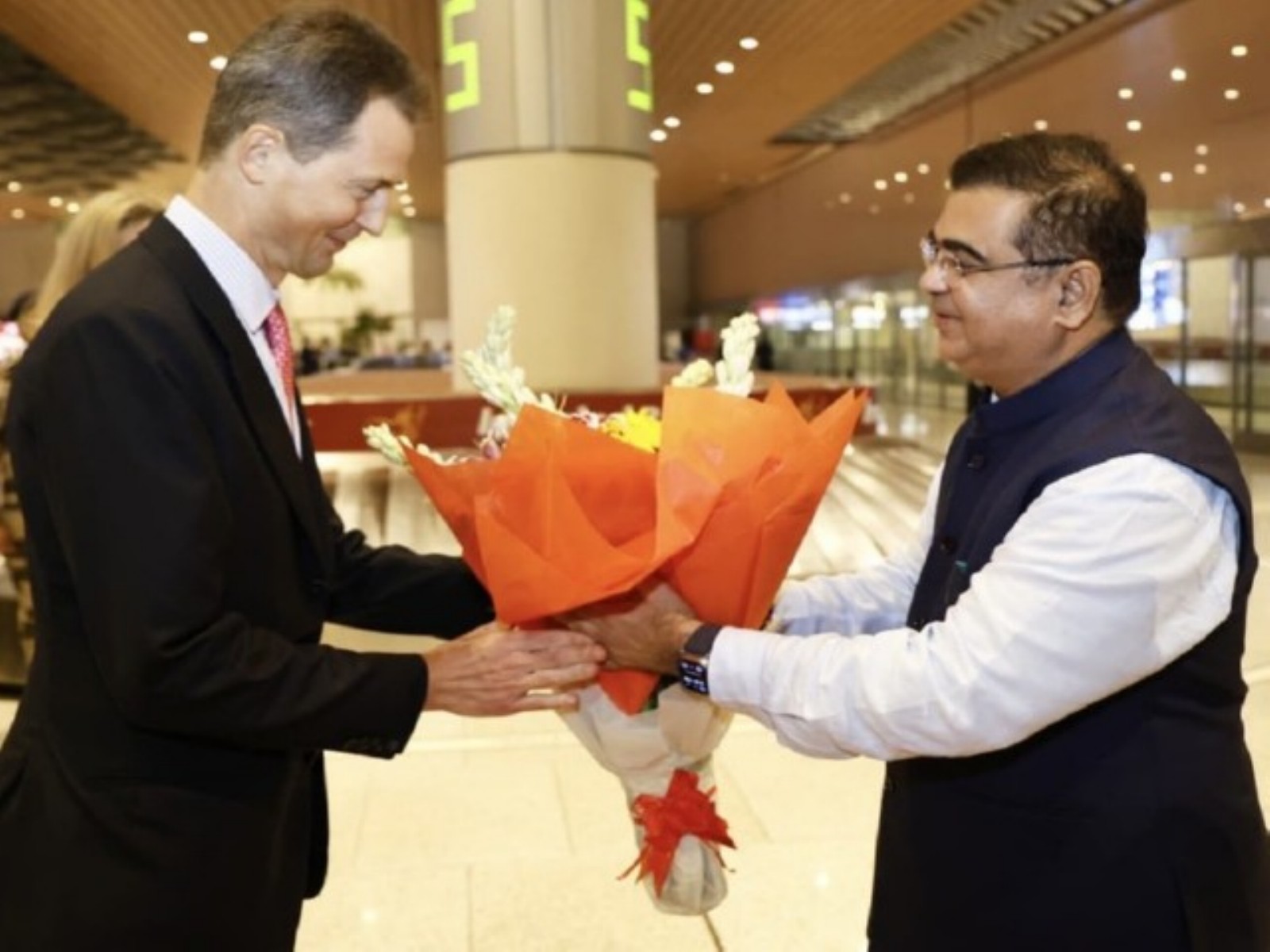 Hereditary Prince Alois of Liechtenstein welcomed by Jaykumar Rawal, Minister of Protocol, Government of Maharashtra (Photo/X/@MEAIndia)