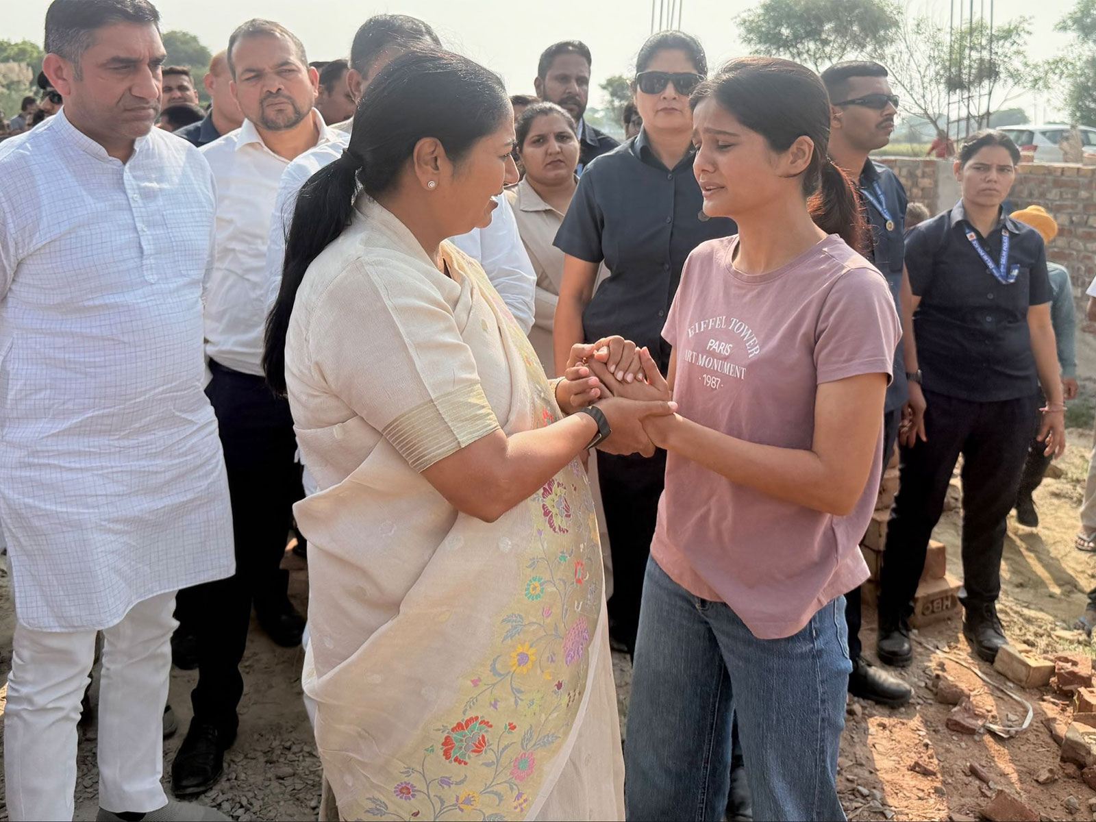 Delhi CM Rekha Gupta with animal welfare activist Jagriti Mishra (Photo/@gupta_rekha)