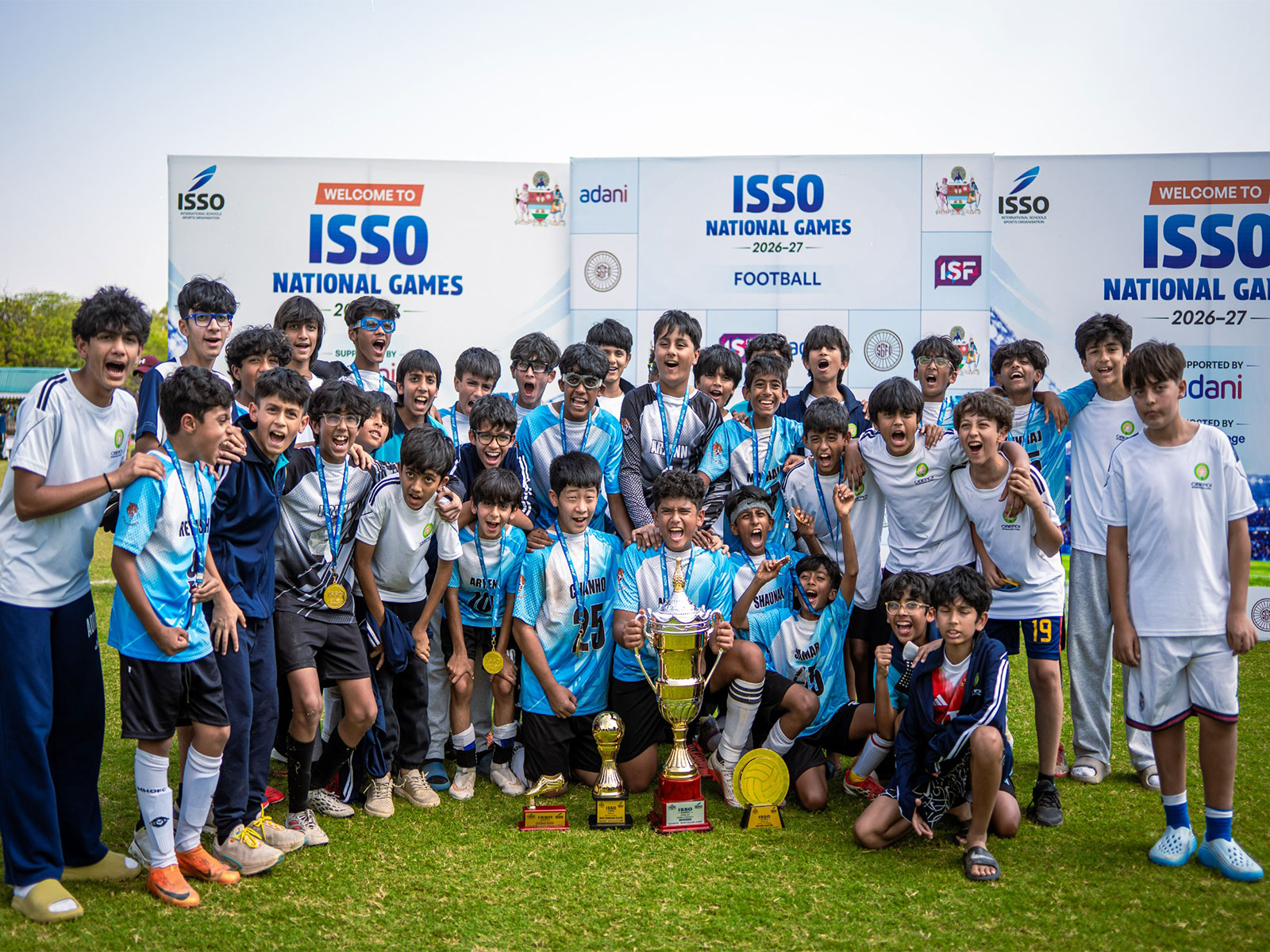 Players of Oberoi International School, Mumbai with the ISSO National Under-14 Boys Football Championship trophy. (Photo: ISSO)