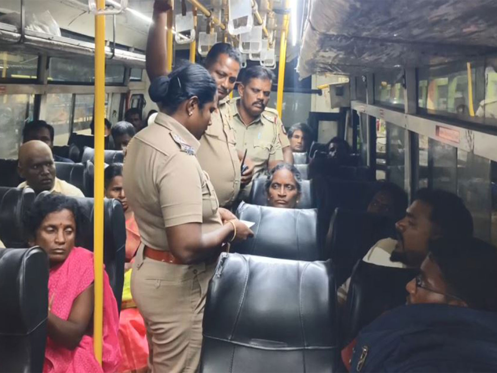 Police conduct intensive vehicle checks in Theni following the escape of undertrial prisoners from Theni sub-jail (Photo/ANI)