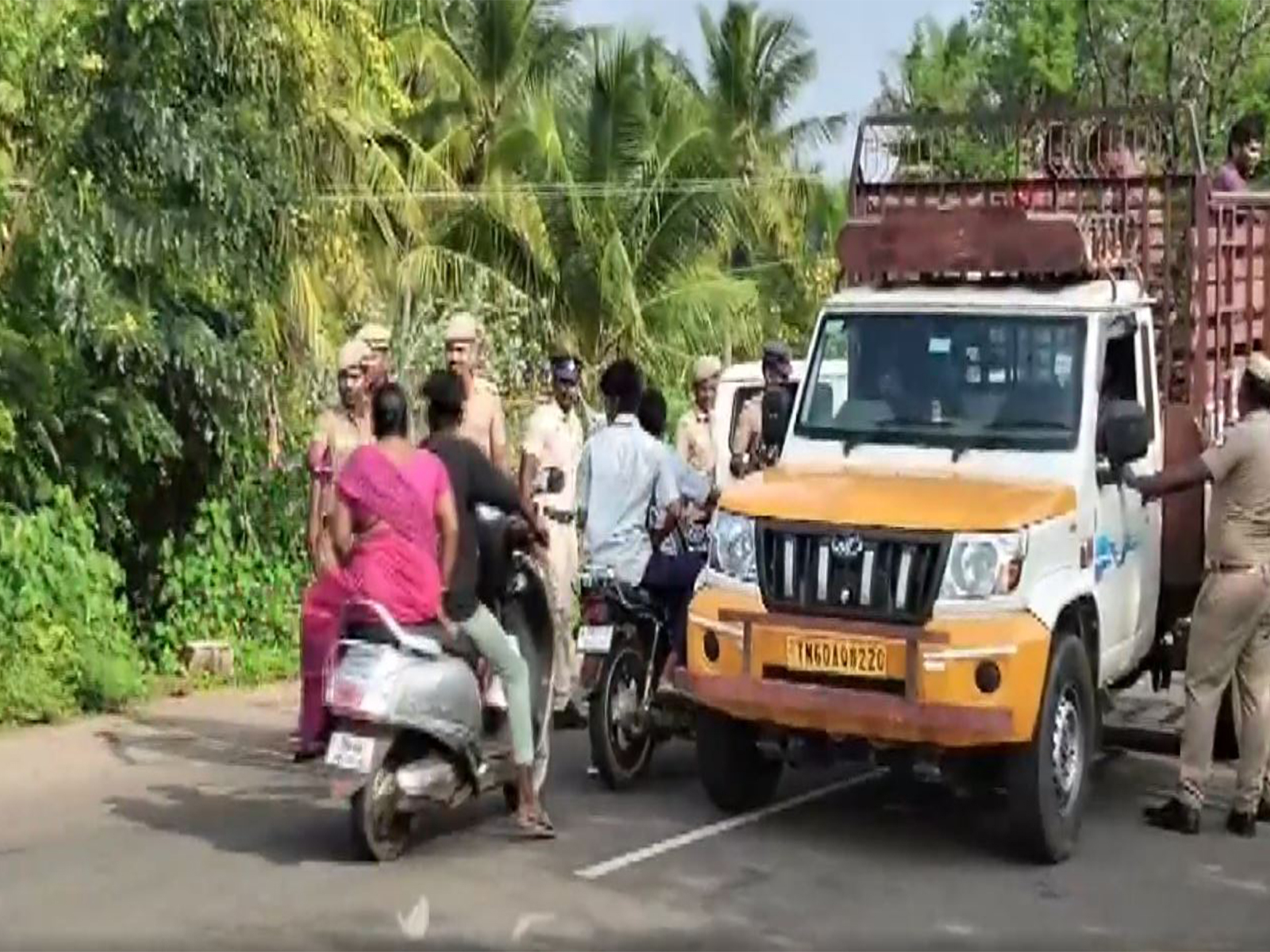 Police conduct intensive checks at bus stands in Kavi Vilakku, Theni, to trace escaped undertrial prisoners (Photo/ANI)