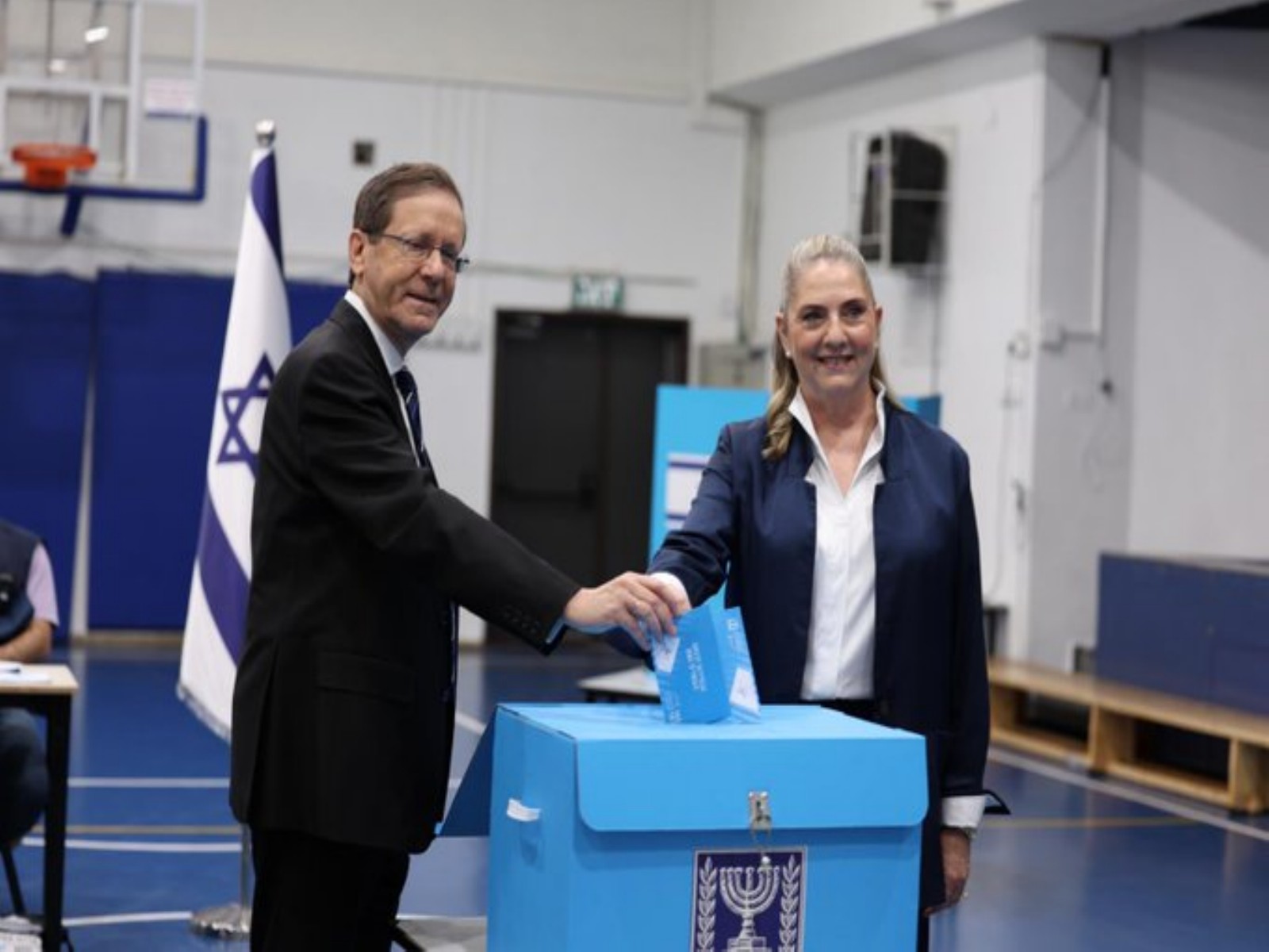 Israel President Isaac Herzog and his wife cast their vote (Photo/@Isaac_Herzog)