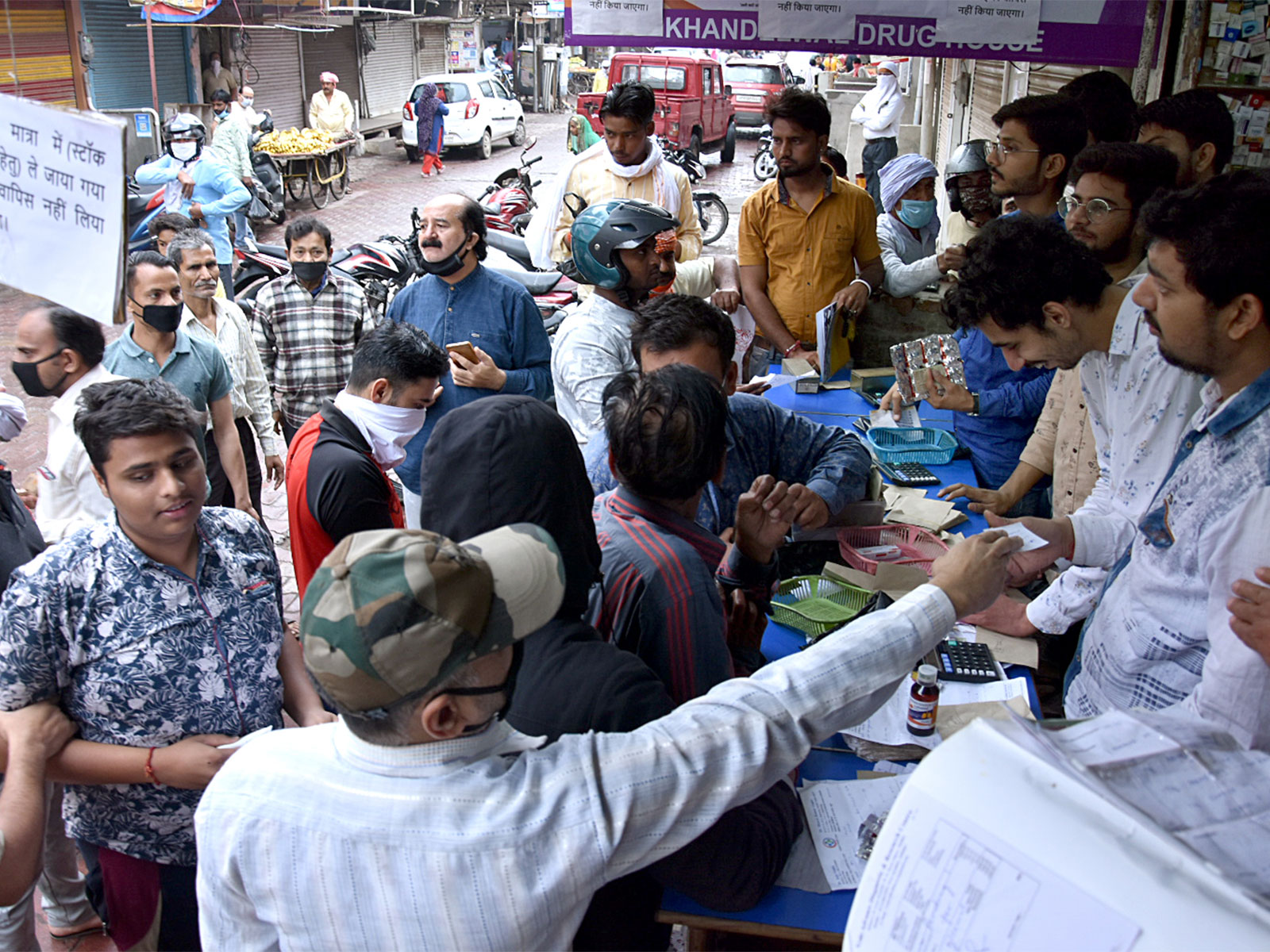 People throng medical shop to purchase medicines (File Photo/ANI)