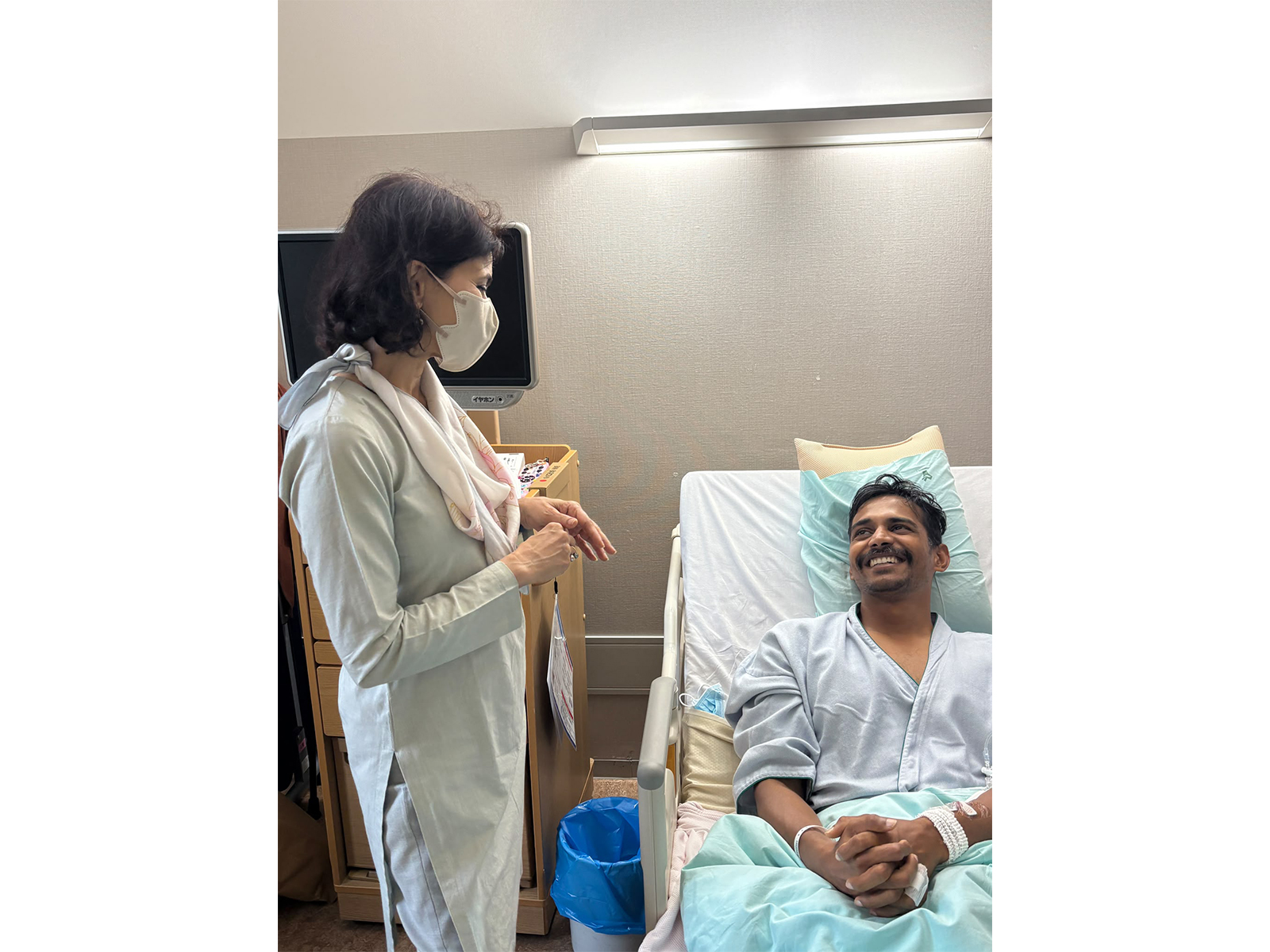 Indian Ambassador to Japan Nagma Mohammed Mallick (L) with Indian para-cyclist Arshad Shaikh (Photo: SAI Media)