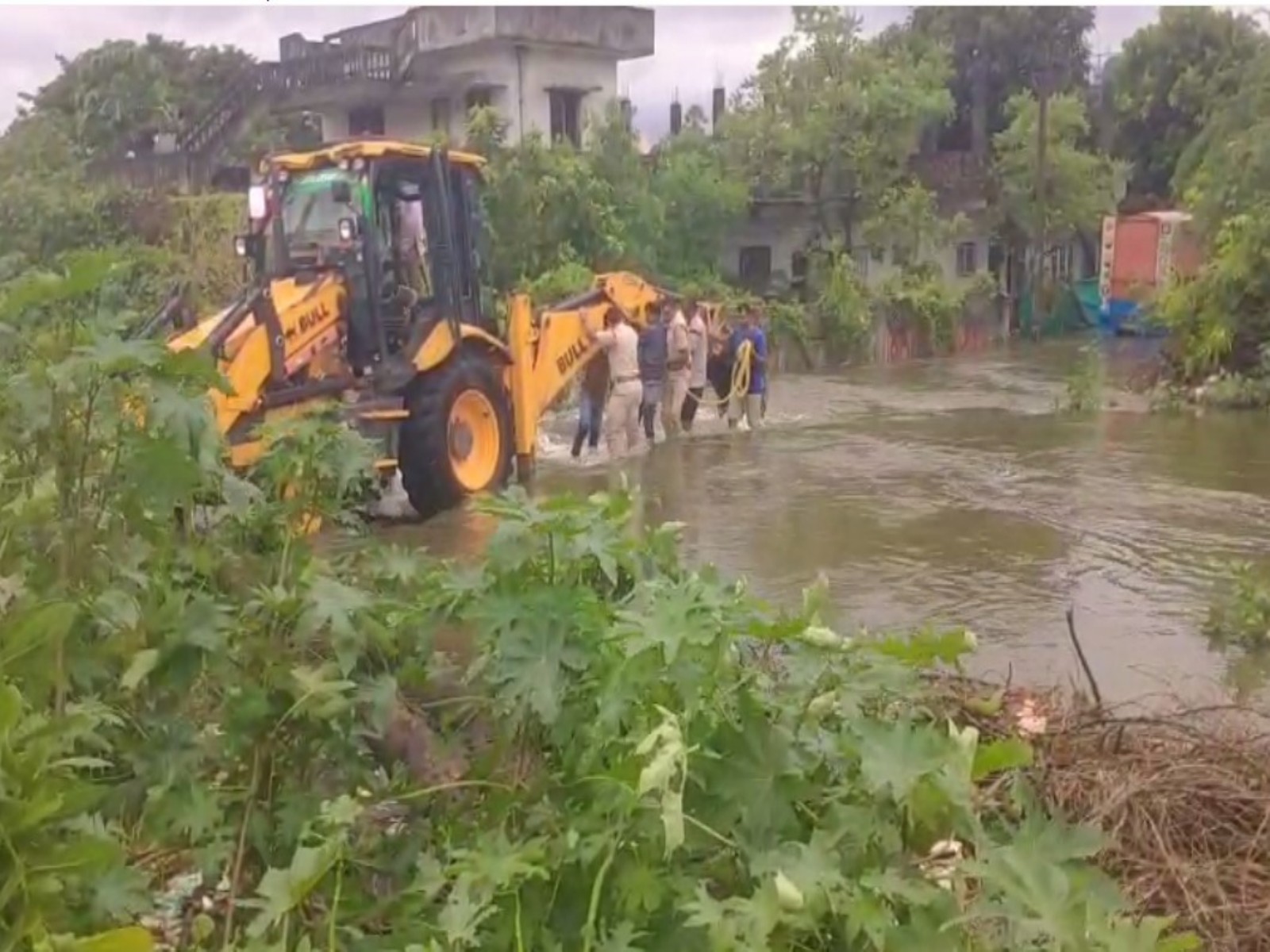 Vizianagaram Rural police rescuing cyclone victims (Photo/ANI)