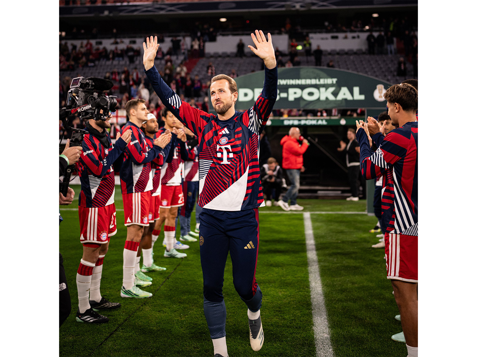 Harry Kane receiving the guard of honour. (Photo: @FCBayernEN X)
