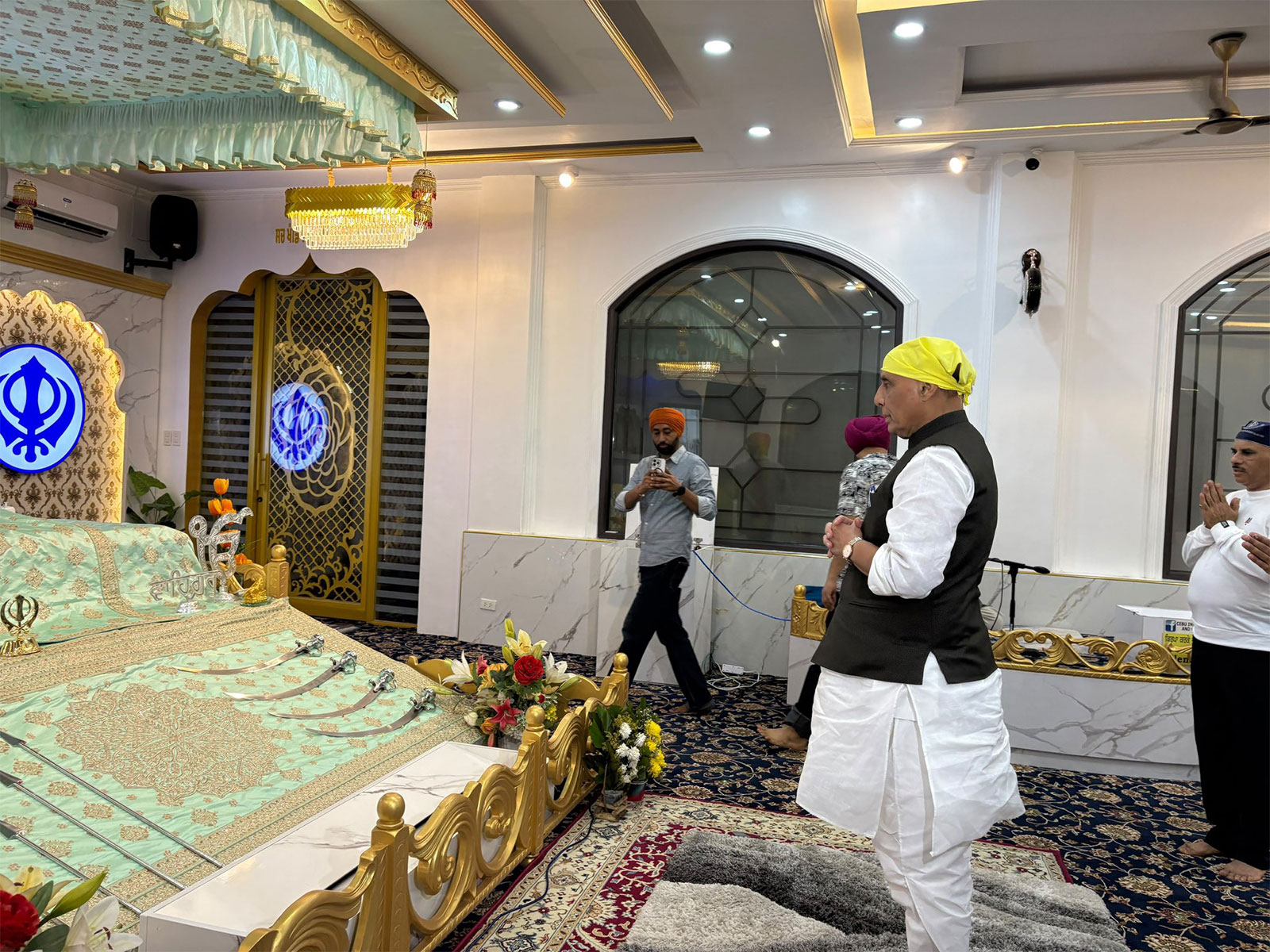 Defence Minster Rajnath Singh at Gurudwara in Philippines (Photo/X/@rajnathsingh)