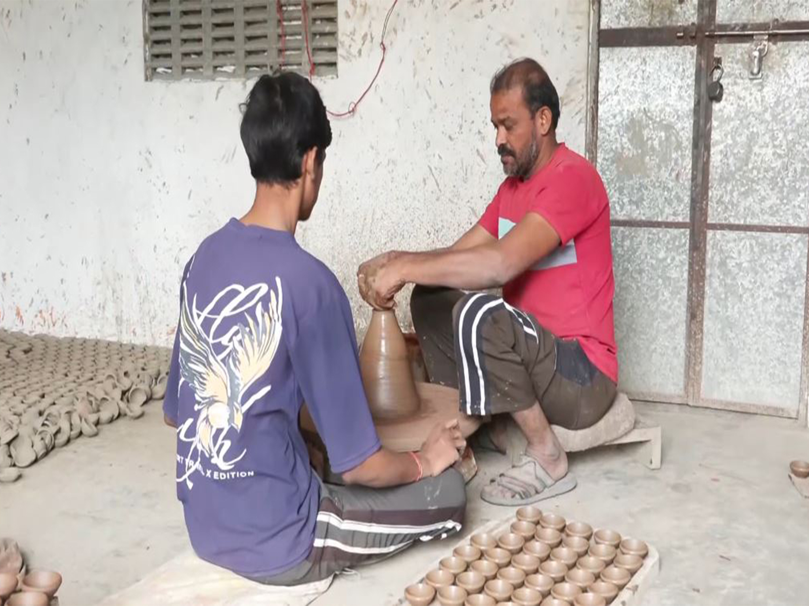 Potter Shankarlal Prajapat making traditional earthen diyas ahead of Diwali in Jaipur (Photo/ANI)