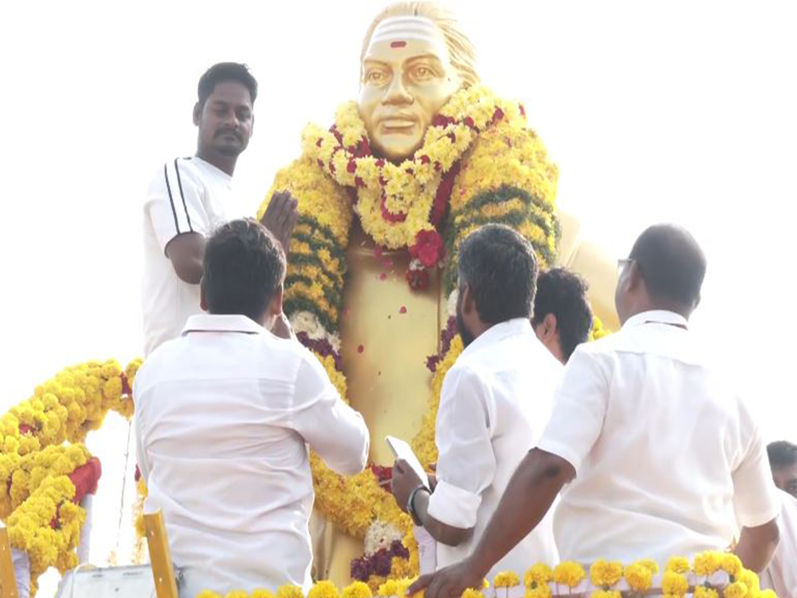 Thevar community paying homage to Muthuramalinga Thevar (Photo/ANI)