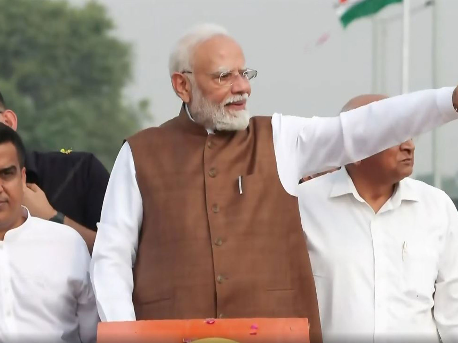 Visual showing Prime Minister Narendra Modi holding a roadshow in Banaskantha, Gujarat (Source: DD)