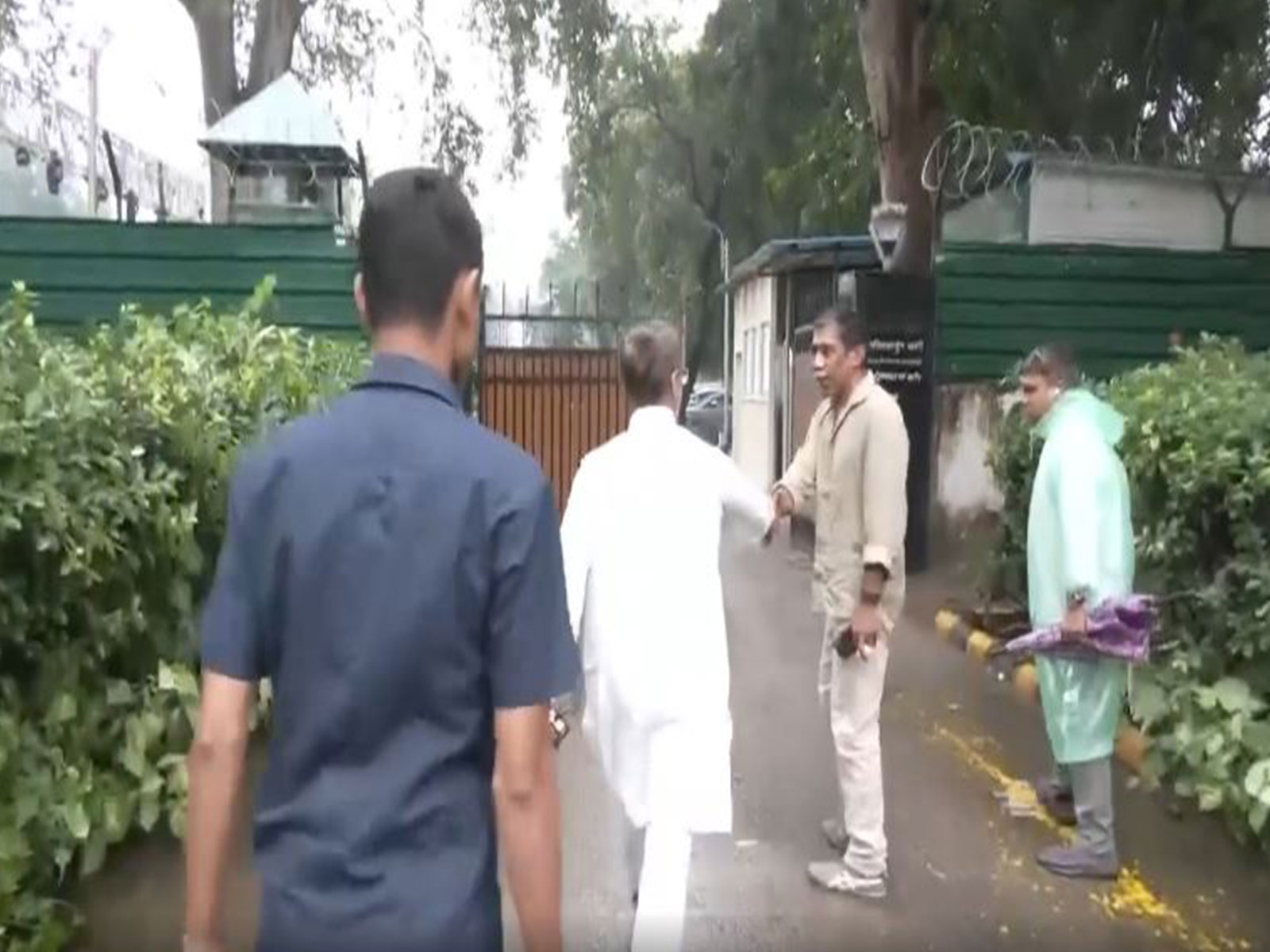 Congress leaders arriving at Congress president Mallikarjun Kharge's residence (Photo/ANI)