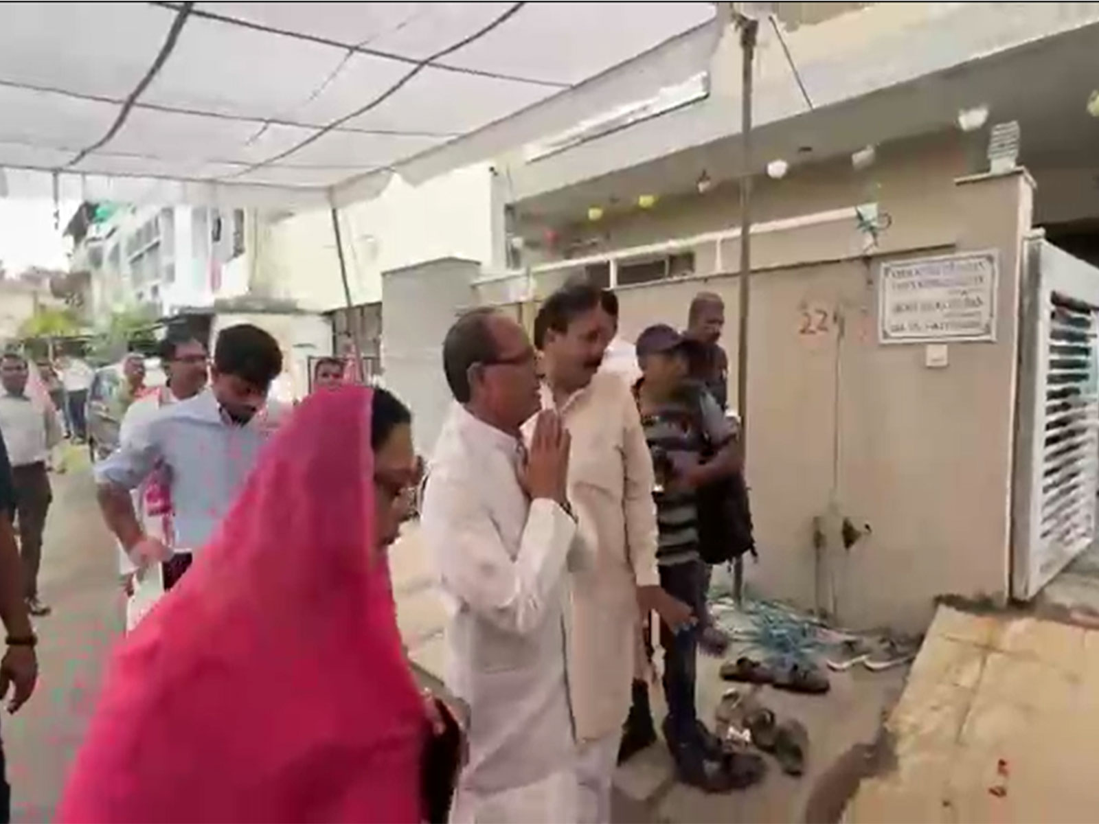 Union Minister Shivraj Singh Chouhan along with his wife Sadhna Singh reached at Bhopal residence (Photo/ANI)