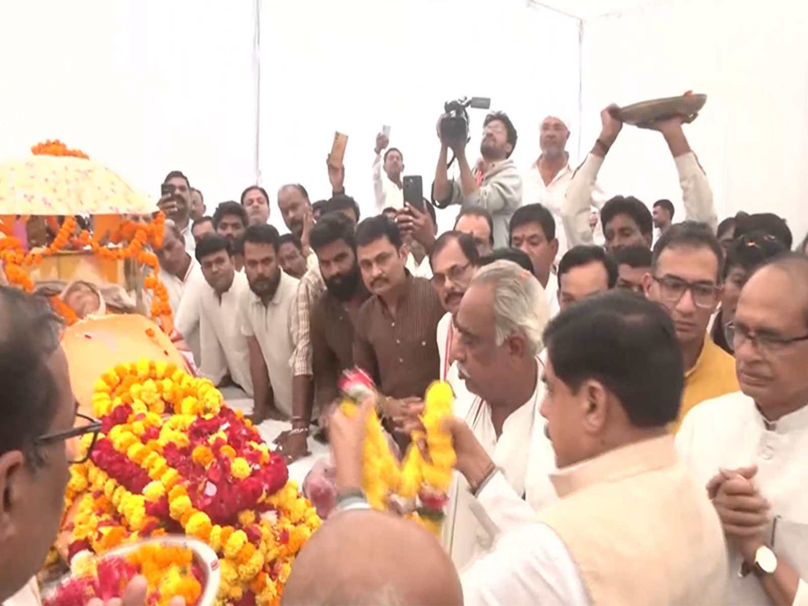 MP CM Mohan Yadav paying floral tribute to Union Minister Shivraj Singh Chouhan's mother (Photo/ANI)