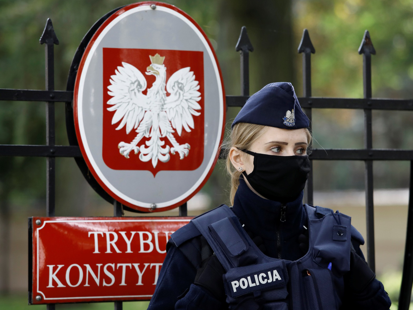A police officer stands outside Poland's Constitutional Tribunal building. (Photo/Reuters)