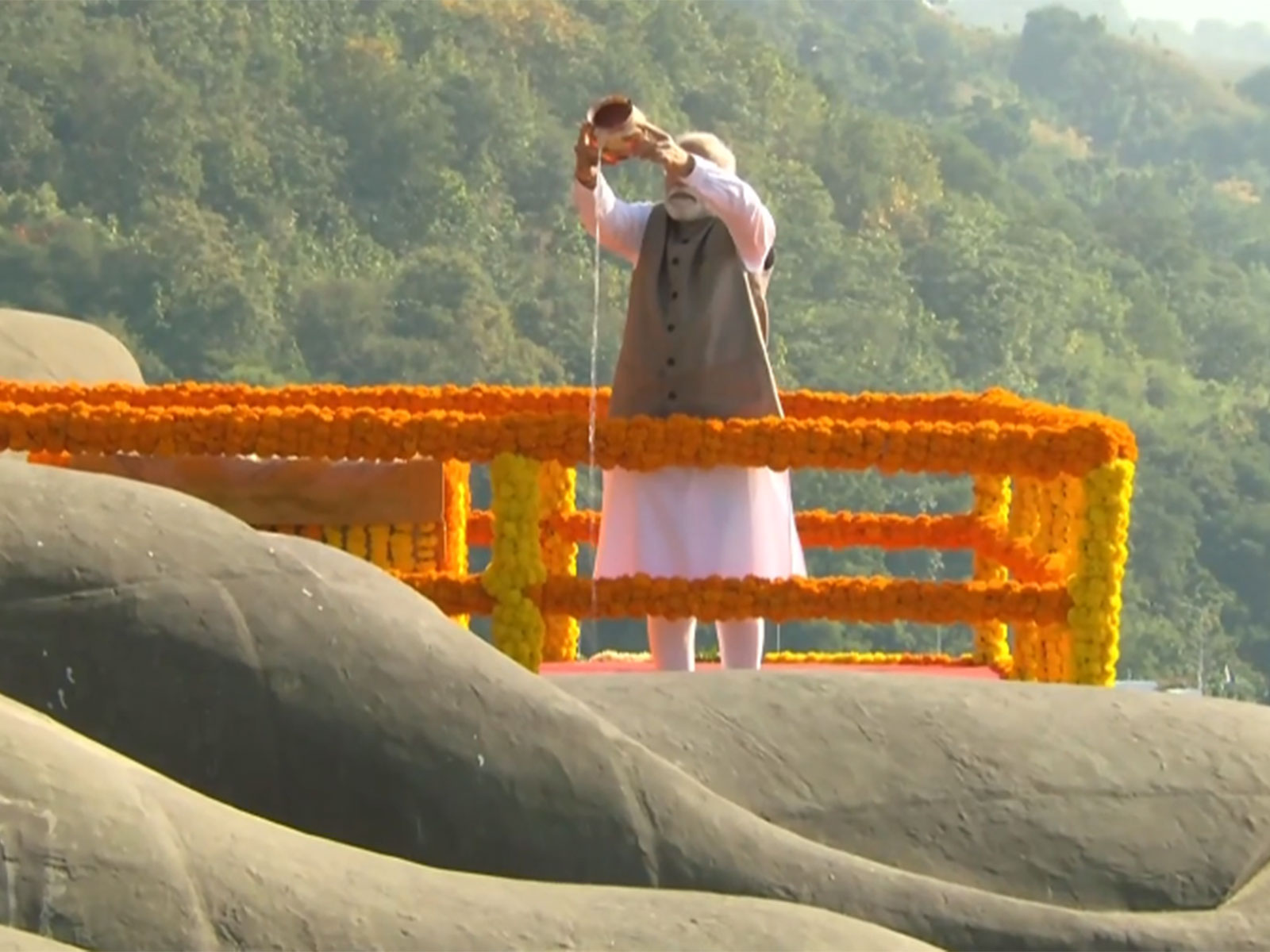 PM Modi pays tribute to Sardar Patel (Photo/DD)