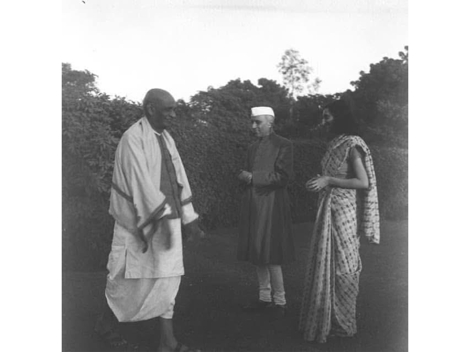 Photograph showing Indira Gandhi greeting Sardar Vallabhbhai Patel in the presence of Jawaharlal Nehru at a function in New Delhi (Photo/X/@Jairam_Ramesh)