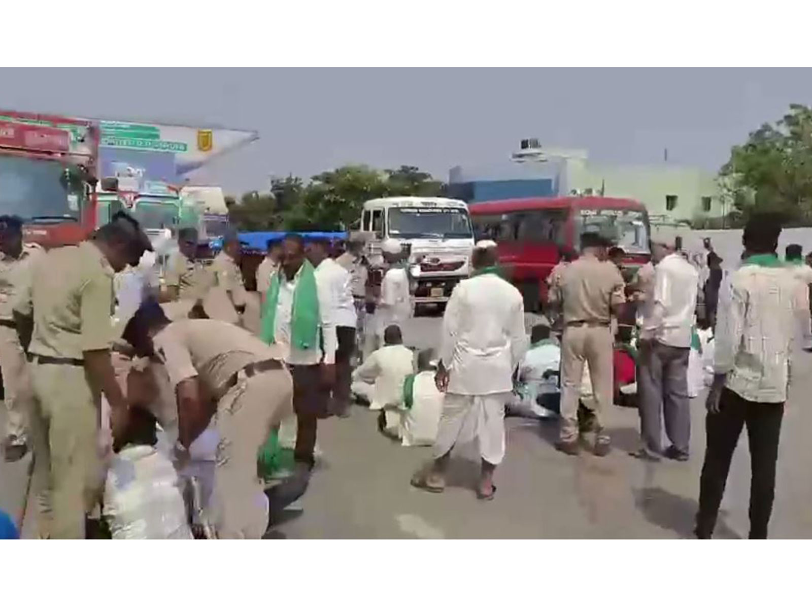 Farmers stage a protest at Hittinahalli toll gate in Vijayapura (Photo/ANI)