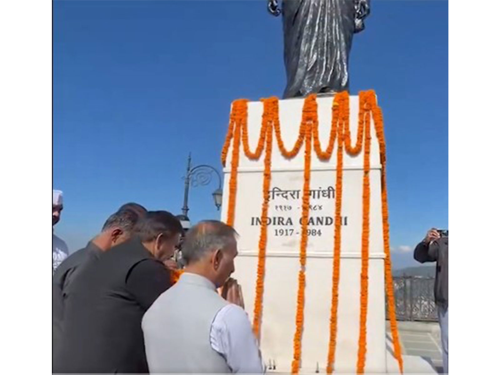 Himachal CM Sukhvinder Singh Sukhu pay tribute to Indira Gandhi (Photo: X/@SukhuSukhvinder)