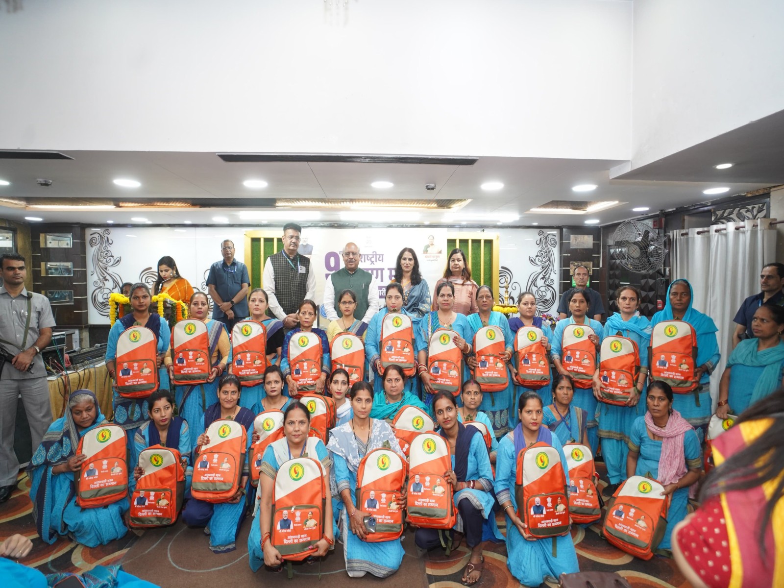 Delhi Speaker Gupta distributes field kits to Rohini Anganwadi (Photo: @Gupta_vijender)