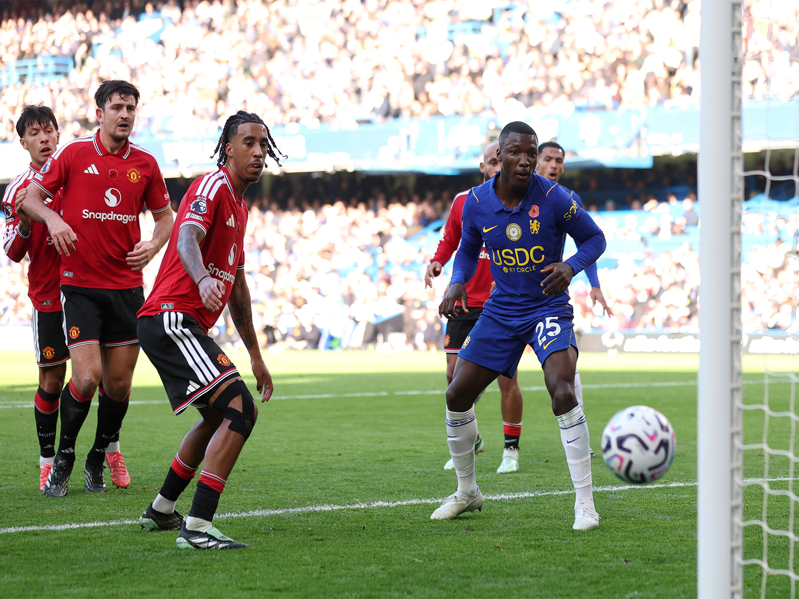 Chelsea and Manchester United players in action (Photo: X/@premierleague)