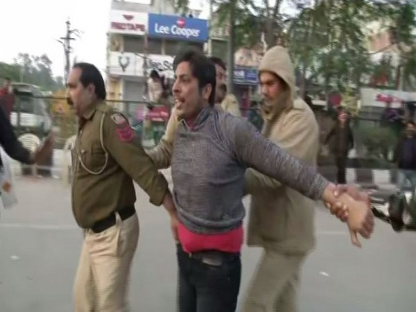 Police taking away the man who open fired in Shaheen Bagh on Saturday (Photo/ANI) Police taking away the man who open fired in Shaheen Bagh on Saturday (Photo/ANI)