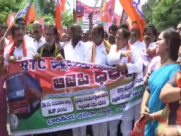 BJP lends support to TSRTC employees' strike against Telangana government on Saturday. Photo/ANI BJP lends support to TSRTC employees' strike against Telangana government on Saturday. Photo/ANI