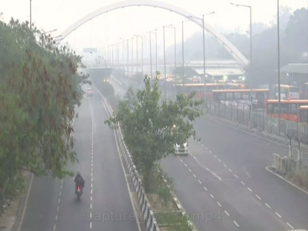 Delhi air quality in "very poor" category on Friday morning (Photo/ANI)