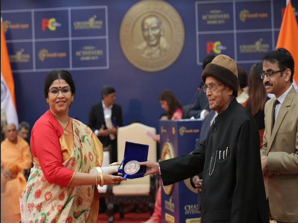 Dr Sohini Sastri receiving her award from Dr Pranab Mukherjee Dr Sohini Sastri receiving her award from Dr Pranab Mukherjee