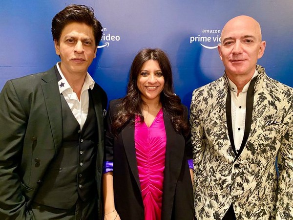 Actor Shah Rukh Khan with Director Zoya Akhtar and owner of e-commerce company Amazon, Jeff Bezos in Mumbai (Image Source: Twitter) Actor Shah Rukh Khan with Director Zoya Akhtar and owner of e-commerce company Amazon, Jeff Bezos in Mumbai (Image Source: Twitter)