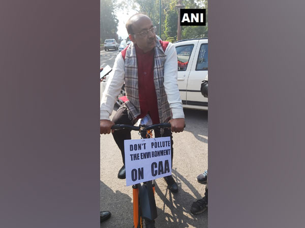 BJP leader Vijay Goel arrives in Parliament on bicycle. Photo/ANI BJP leader Vijay Goel arrives in Parliament on bicycle. Photo/ANI