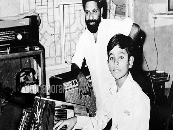 Childhood picture of music composer AR Rahman with late music composer MK Arjunan (Image Source: Twitter) Childhood picture of music composer AR Rahman with late music composer MK Arjunan (Image Source: Twitter)