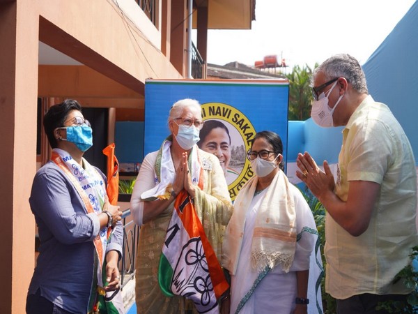 Nafisa Ali and Mrinalini Deshprabhu join TMC ahead of 2022 assembly polls. (Pic credit: TMC Twitter handle)