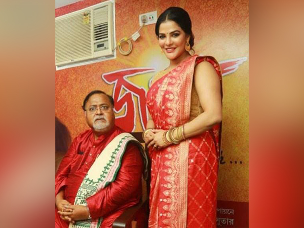 Arpita Mukherjee with former Bengal Minister Partha Chatterjee (Image /Twitter)