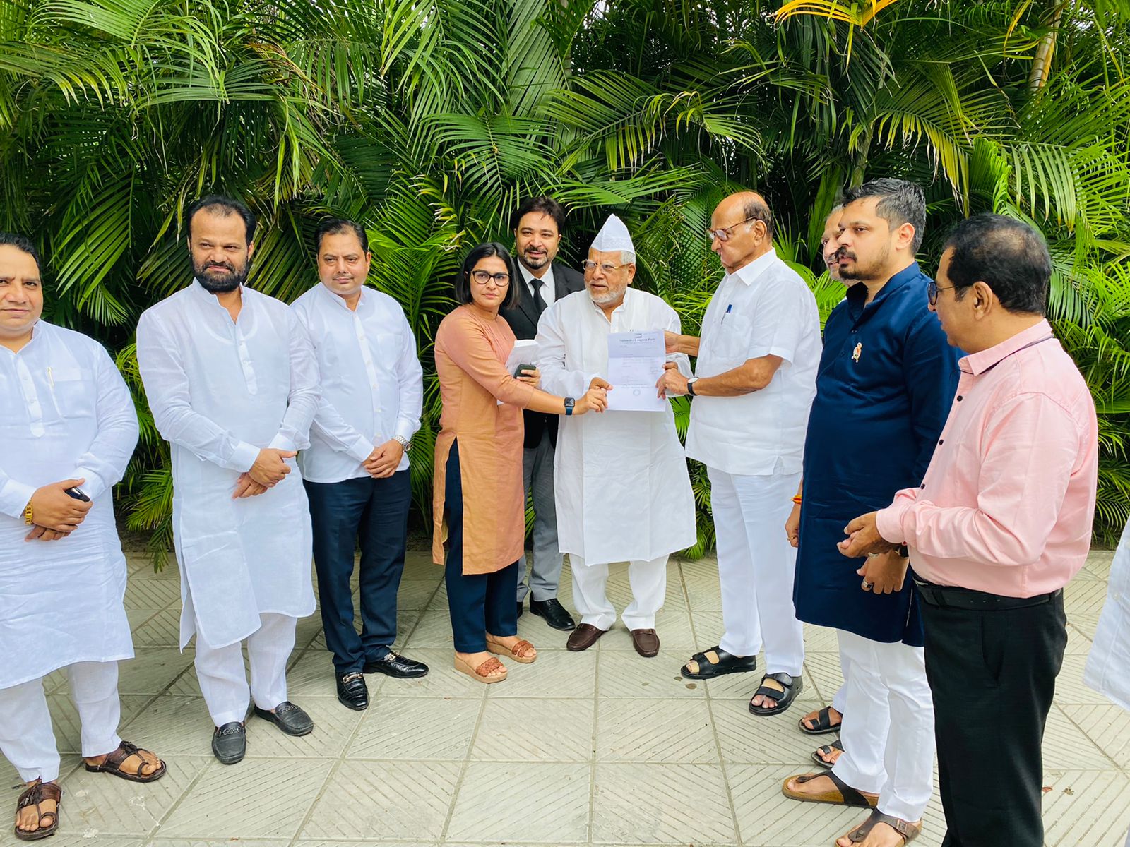Siraj Mehndi, NCP chief Sharad Pawar (Photo:Twitter/Sharad Pawar)
