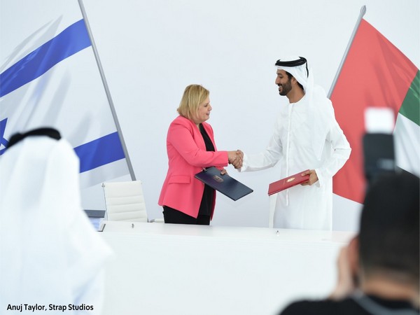 Israel Minister of Economy and Industry Orna Barbivay and the UAE Minister of Economy Abdalla Bin Touq Al Marri signed free trade pact in Dubai (Photo/Twitter/@yairlapid)