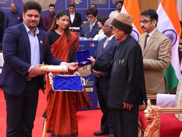 Sanjeev Kumar receiving his award from Dr Pranab Mukherjee.