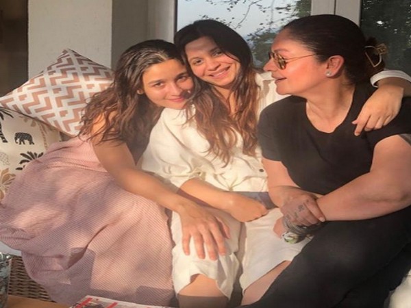 Bhatt sisters -- Alia Bhatt, Shaheen Bhatt and Pooja Bhatt (Image source: Instagram) Bhatt sisters -- Alia Bhatt, Shaheen Bhatt and Pooja Bhatt (Image source: Instagram)