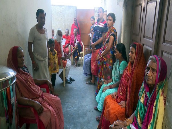 Pilgrims from Bihar, UP stuck in Rameswaram. Photo/ANI Pilgrims from Bihar, UP stuck in Rameswaram. Photo/ANI