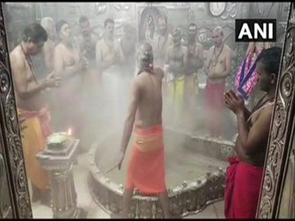 Bhasma Aarti performed at Mahakaleshwar temple in Ujjain even as temple remains closed for devotees on Tuesday. Photo/ANI Bhasma Aarti performed at Mahakaleshwar temple in Ujjain even as temple remains closed for devotees on Tuesday. Photo/ANI