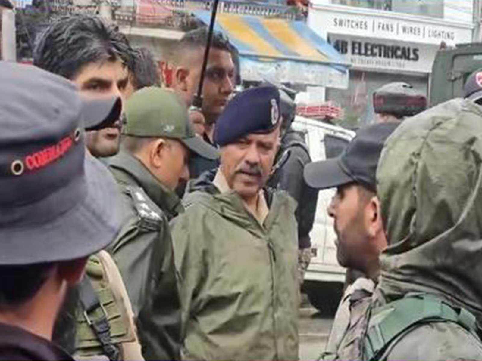 J&K DGP Nalin Prabhat visited the Anantnag terror attack site (Photo/ANI)