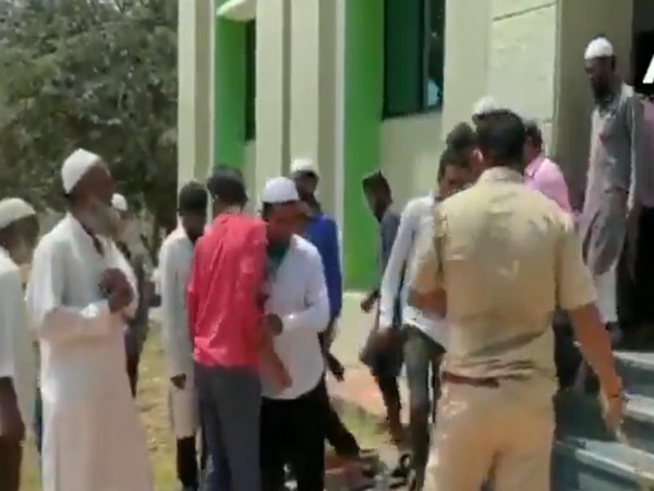 Belgaum police on Thursday thrashed people who had gone to offer prayers at a mosque despite the nationwide lockdown in force. Photo/ANI Belgaum police on Thursday thrashed people who had gone to offer prayers at a mosque despite the nationwide lockdown in force. Photo/ANI