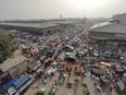 People flout COVID-19 guidelines at Ludhiana vegetable market - Vimarsana News