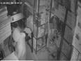 PPE-clad man loots jewellery shop in Delhi's Kalkaji - Vimarsana News