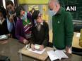 Manish Sisodia interacts with students after schools reopen for class 9 and 11 - Vimarsana News
