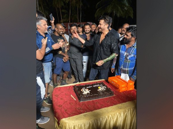 Anil Kapoor wraps 'Malang', Picture courtesy: Twitter Anil Kapoor wraps 'Malang', Picture courtesy: Twitter