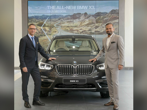 (L-R) Vikram Pawah, President, BMW Group India with Tanuj Pugalia, Dealer Principal, Gallops Autohaus