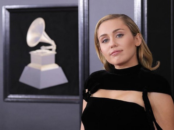 Miley Cyrus reveals she's still "attracted to women"