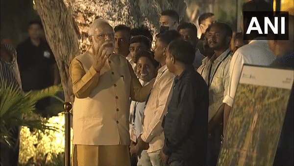 Prime Minister Narendra Modi with workers of Central Vista redevelopment project (Photo/ANI)