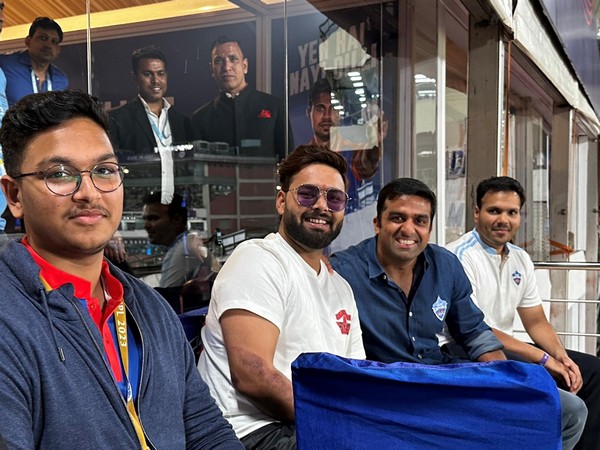 Rishabh Pant (in white t-shirt) (Photo: Delhi Capitals/ Twitter)